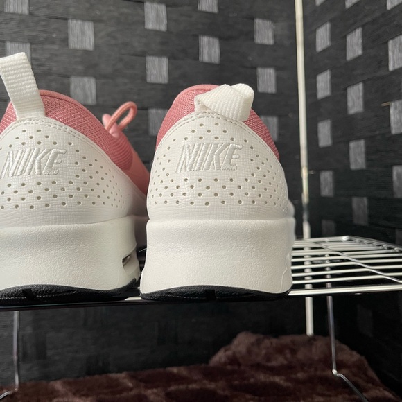 Pink Nike - Picture 2 of 4